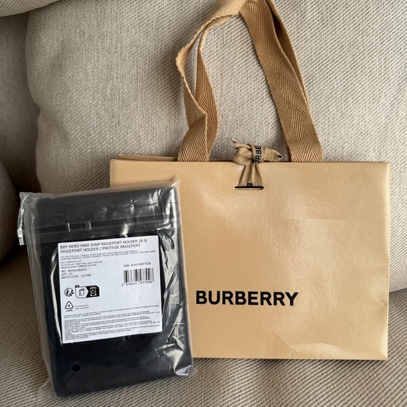 BURBERRY Beauty Black Canvas Passport Holder Travel Accessory w/ Paper Gift Bag - Picture 2 of 6